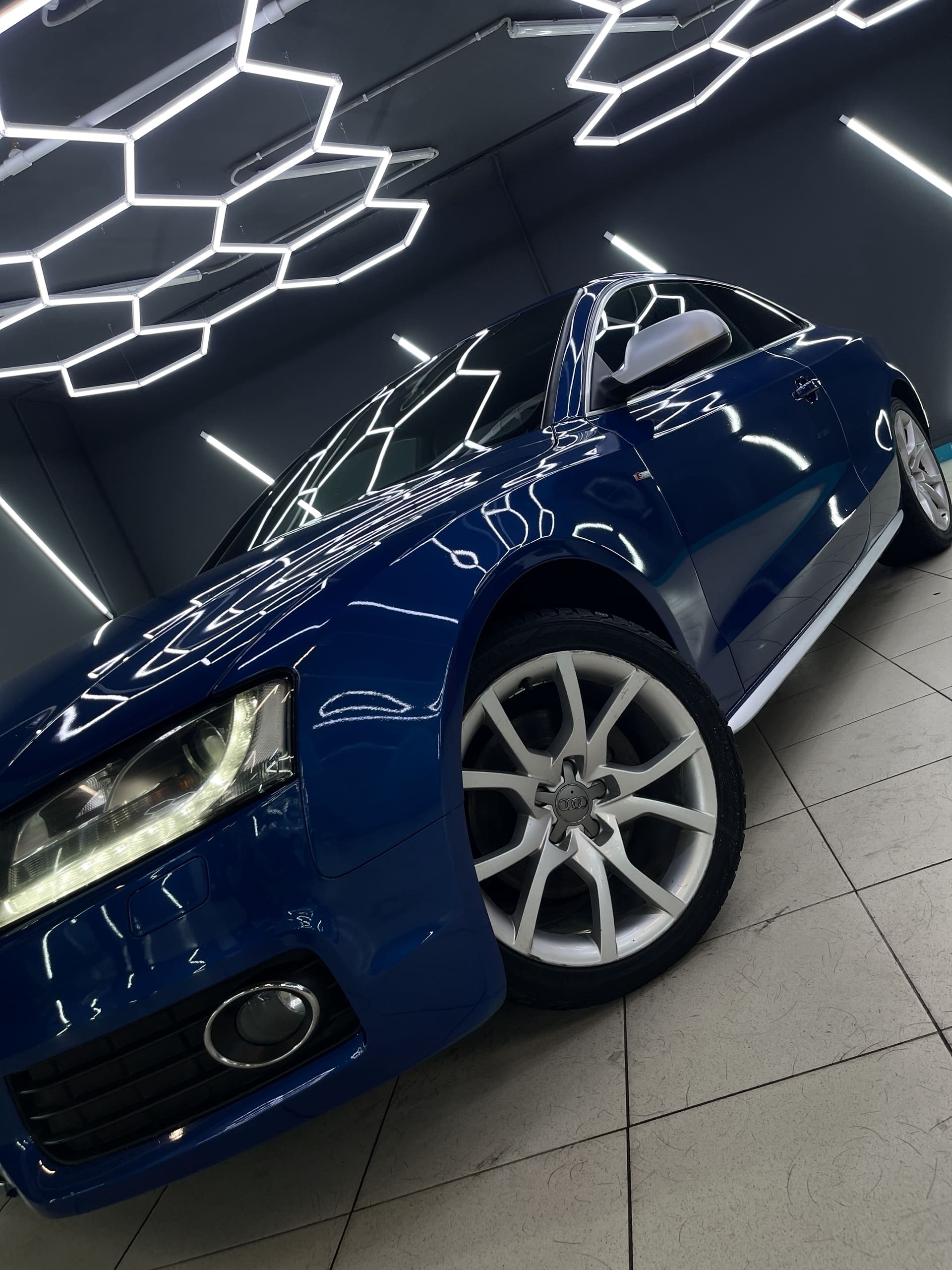 Audi после локальной оклейки зеркал и молдингов
