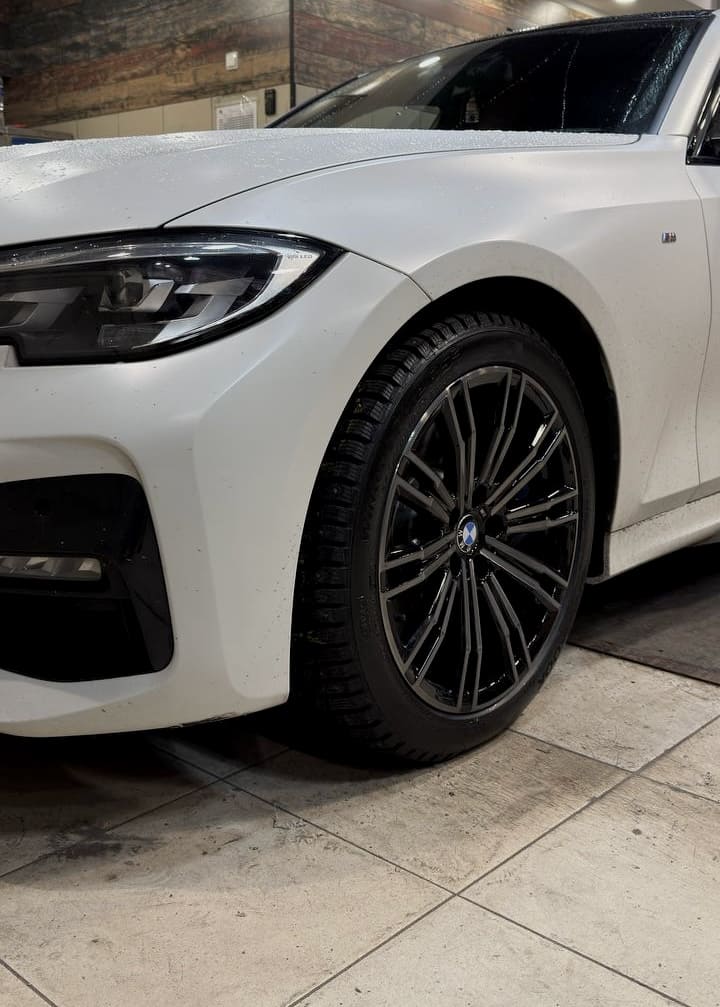 Литой диск BMW после профессионального ухода в Санкт-Петербурге