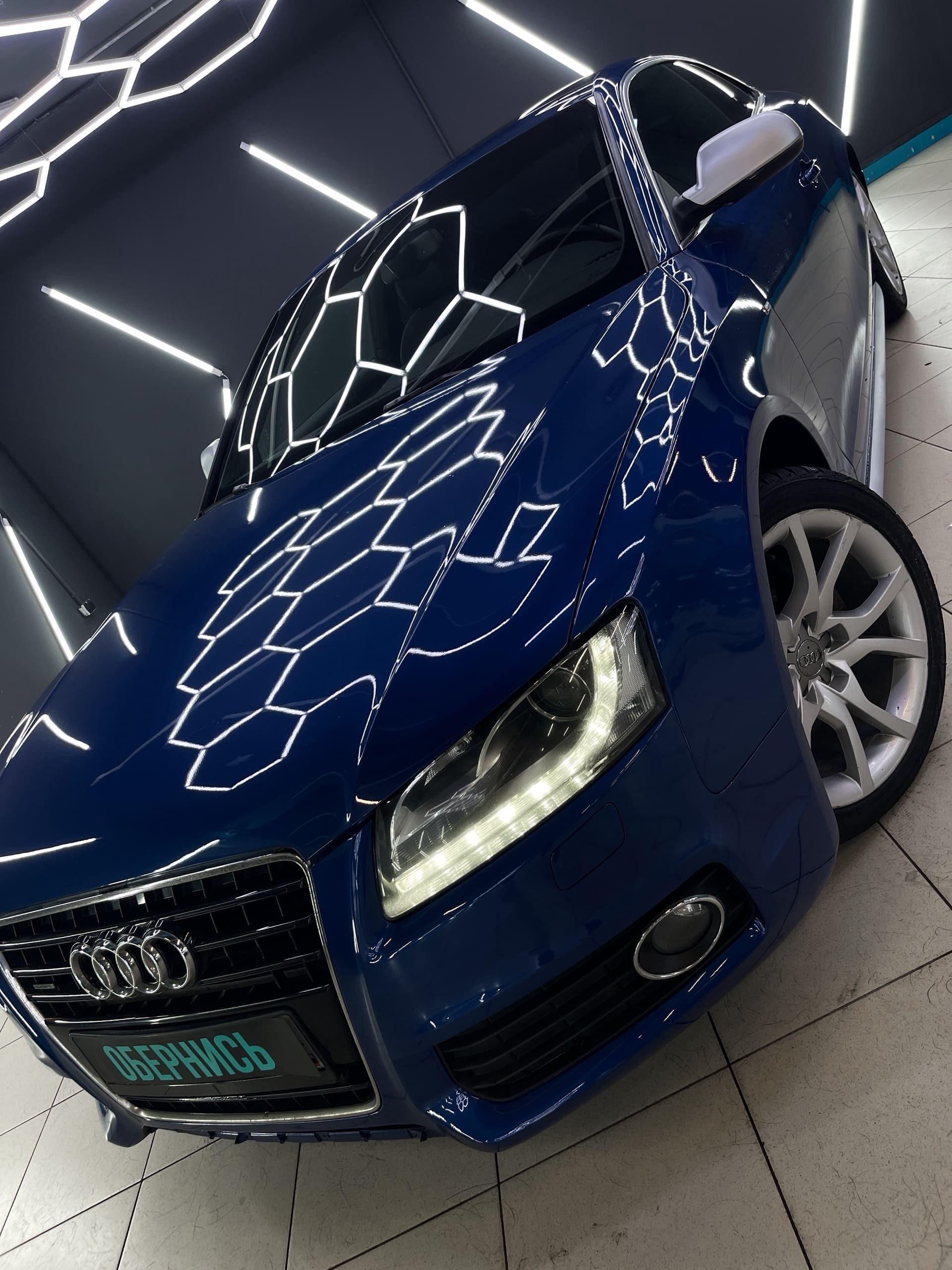 Матовый хром на элементах синей Audi