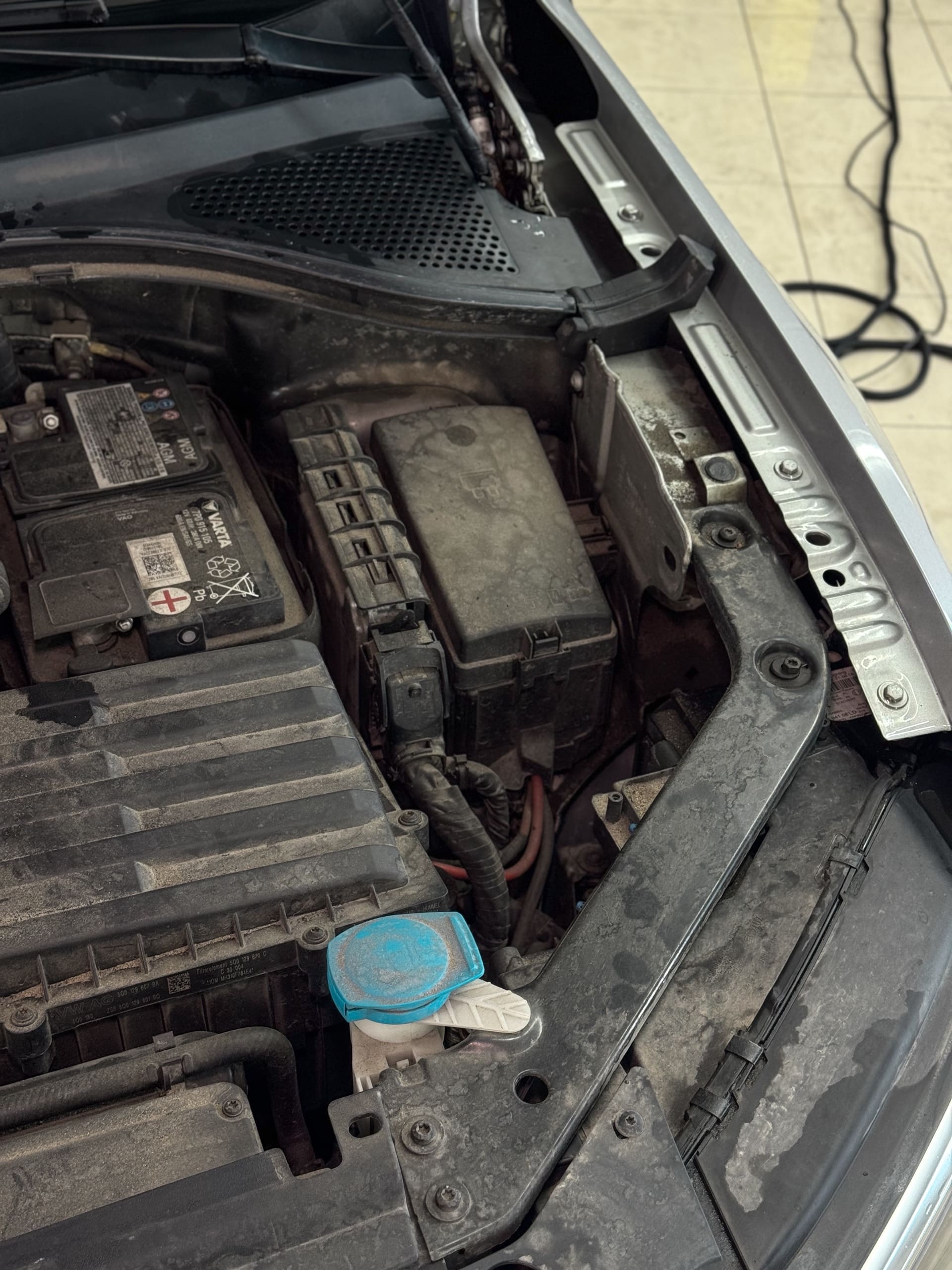 Подкапотное пространство Volkswagen Tiguan до чистки