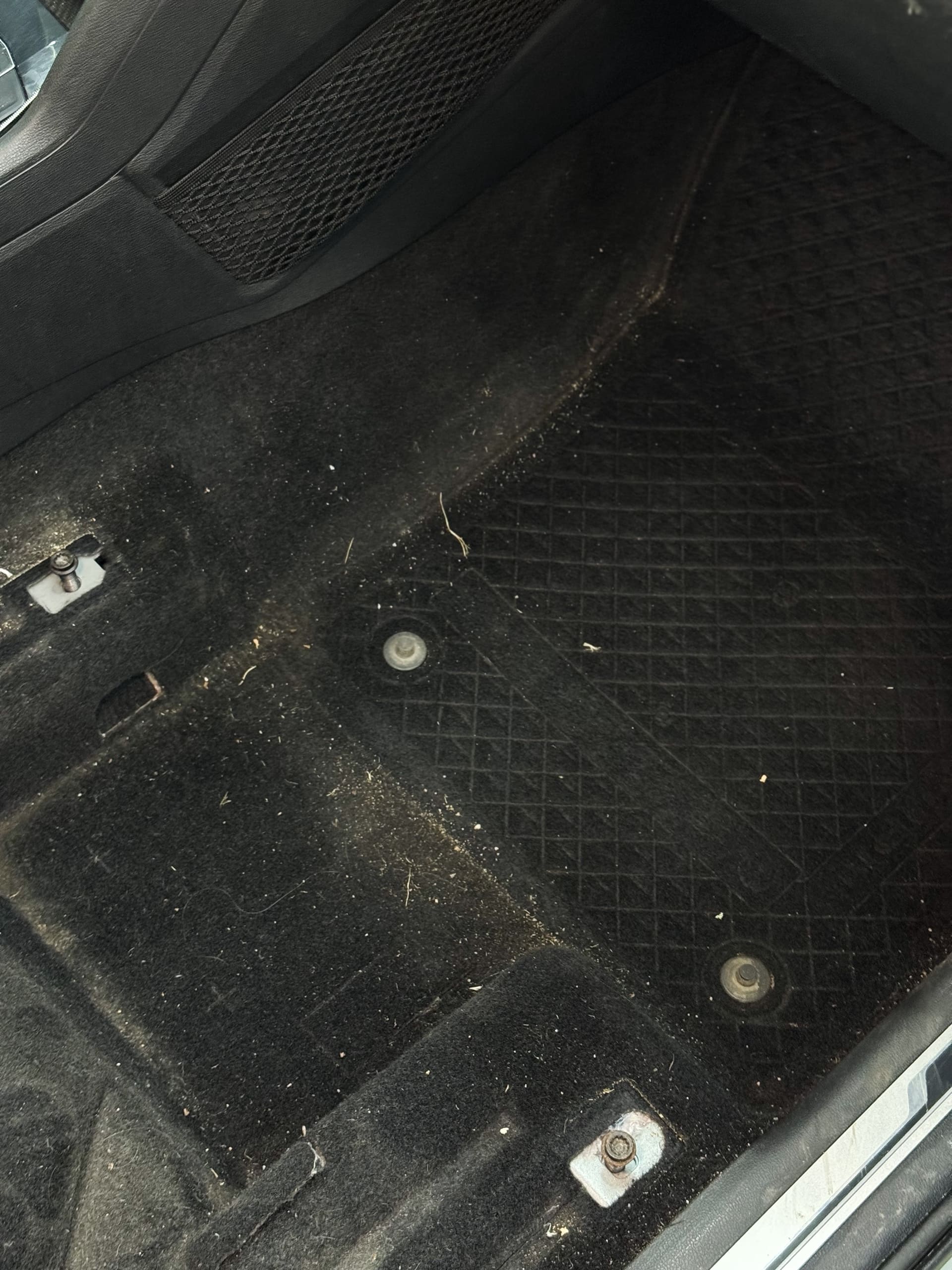 Загрязнённый пол салона Volkswagen Tiguan до химчистки