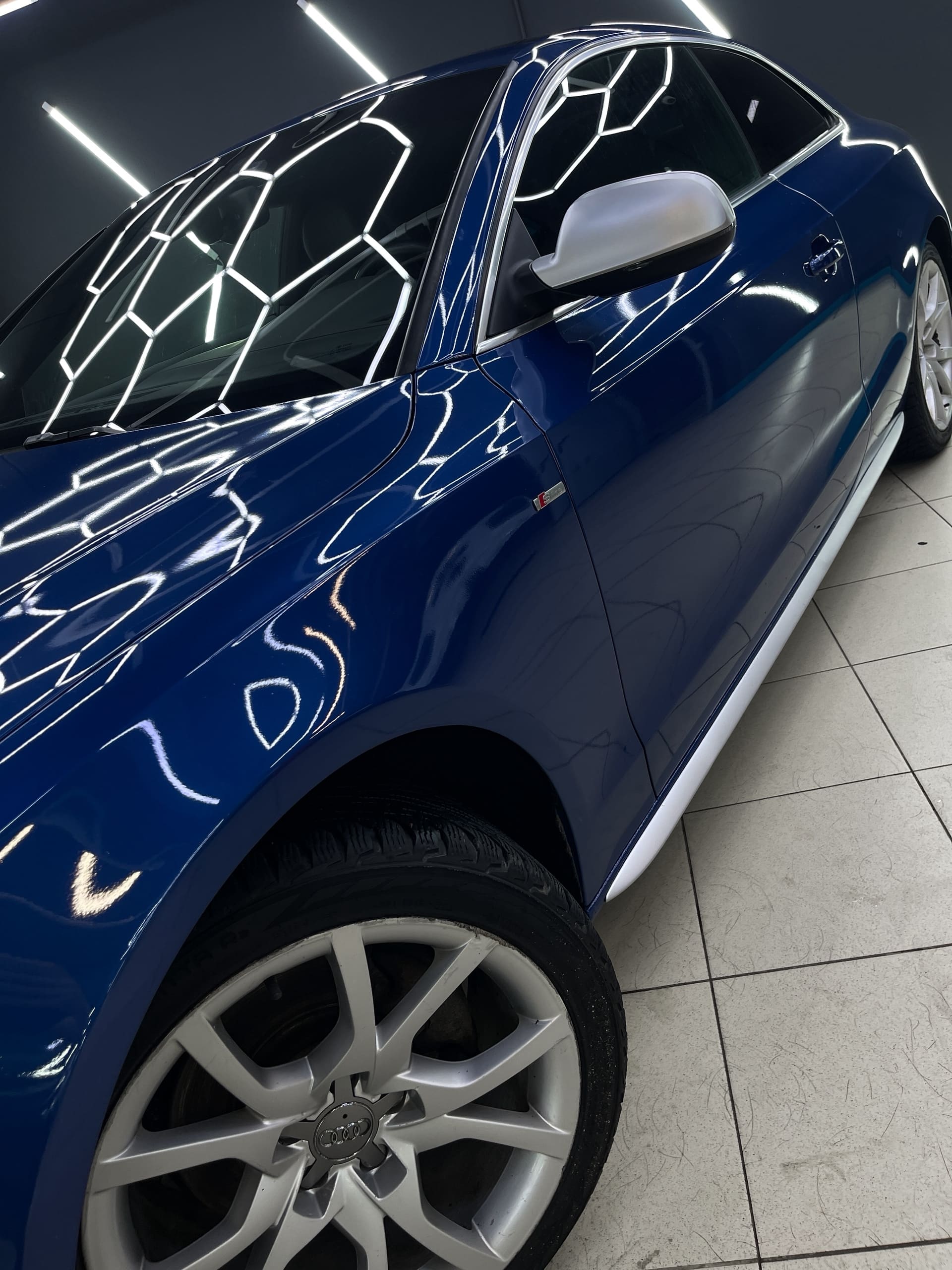 Зеркало и нижний молдинг Audi после оклейки