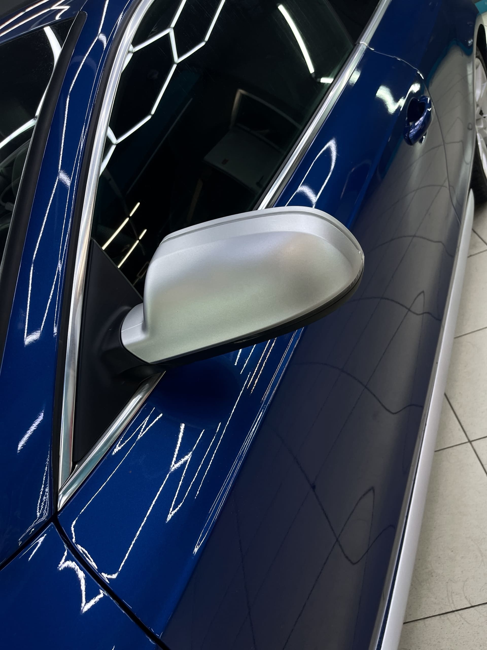 Зеркало Audi оклеено плёнкой под матовый хром