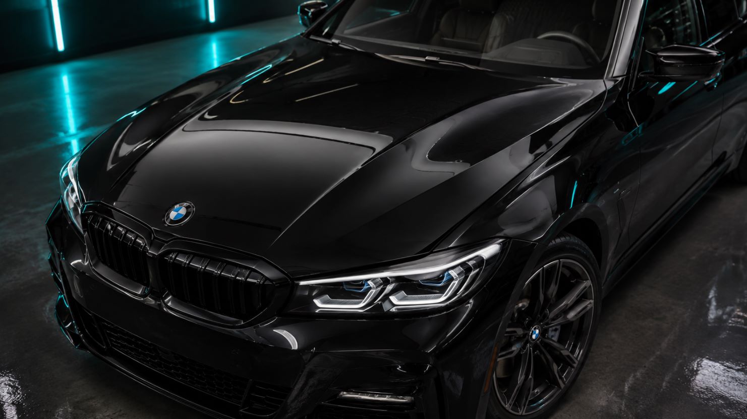 Точечная подкраска сколов на капоте BMW